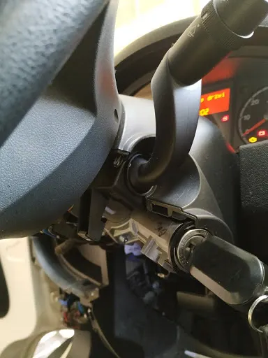 Otwieranie zamków 24 Awaryjne otwieranie, wymiana zamków